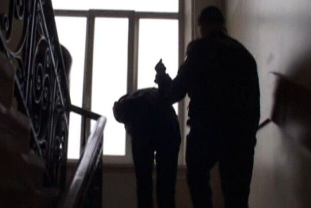 Підліток напав в під’їзді на волинянина, але старший дав відсіч