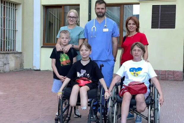 Впевнено крокуючи: на Батьківщину повернулася дівчинка, яку скалічила російська ракета на вокзалі у Краматорську