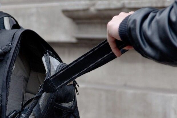 Серед білого дня у Луцьку молодик напав на чоловіка