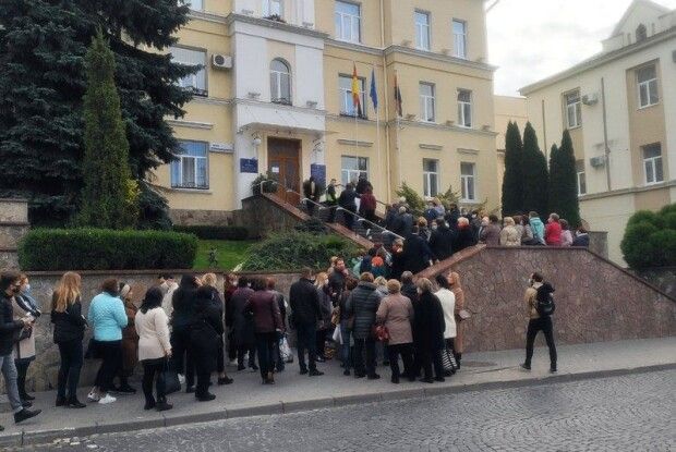 У Луцьку лікарі пологового перекрили дорогу. Протестують проти коронавірусного шпиталю на території медзакладу (Фото)