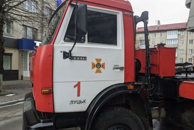 У центрі Луцька працює спецтехніка рятувальників (Фото, відео)