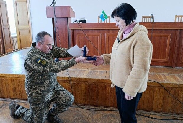 Дружині полеглого Героя з Волині вручили нагороду чоловіка «Комбатантський Хрест»