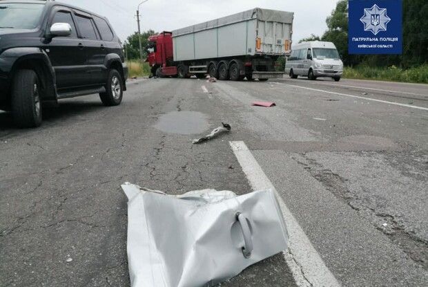 Внаслідок масштабної аварії на Київщині один чоловік загинув, 9 людей покалічилися (Фото)