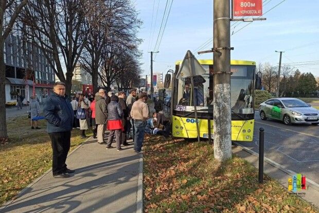 Водій автобуса раптово помер за кермом (Фото)