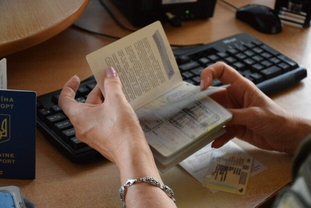 Щоб виїхати за кордон, українець «докупив» третю дитину