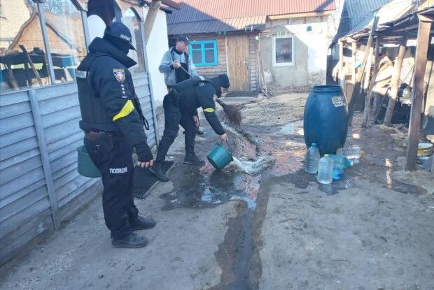 Поліцейські організували самогонні «джерела» на Маневиччині (Фото)
