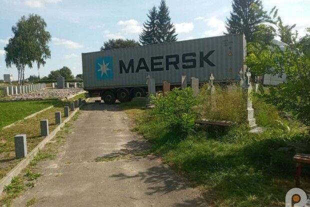 На Волині водій вантажівки в'їхав на могилки