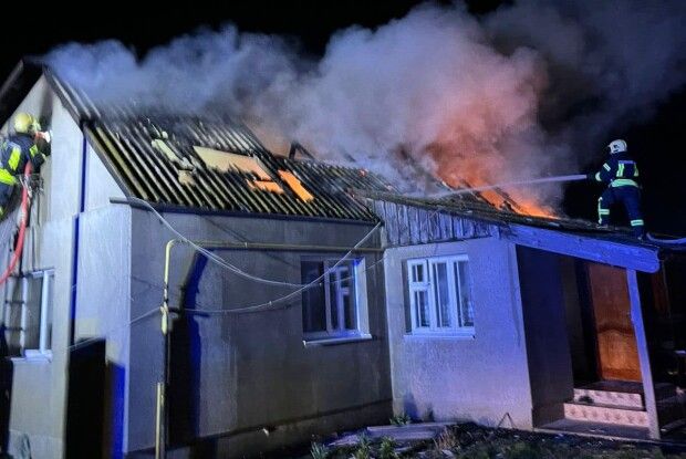 Поблизу Луцька горів будинок: власницю забрала швидка допомога
