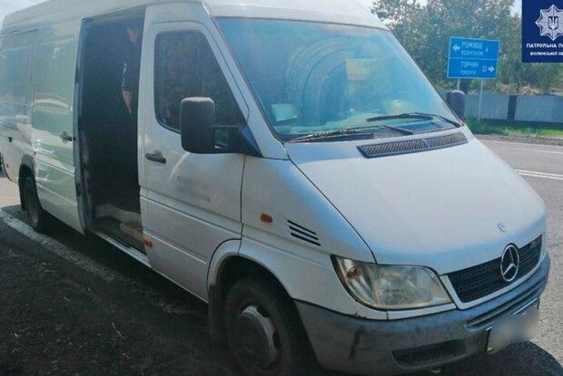12 бочок зі спиртом було в автомобілі, який зупинили луцькі патрульні