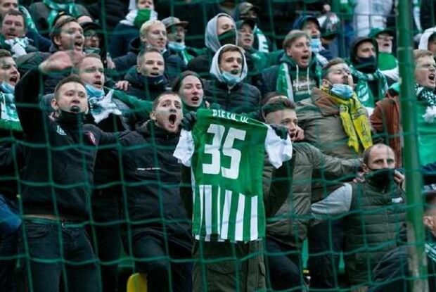 Литовські футбольні фанати потужно зарядили «Слава Україні» на матчі Ліги конференцій (Відео)