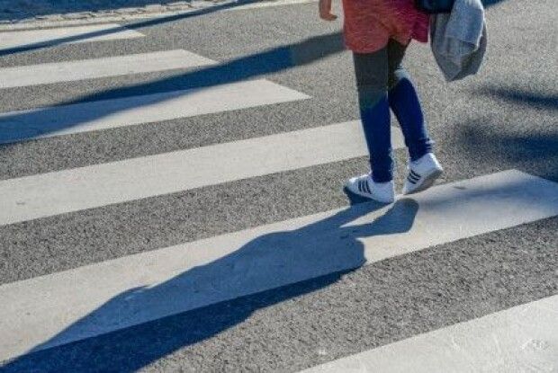 У Луцьку на пішохідному переході авто наїхало на дівчину