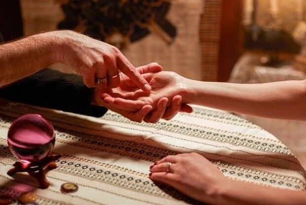 На Волині пенсіонерка віддала невідомій понад 50 тисяч гривень, аби та зняла порчу