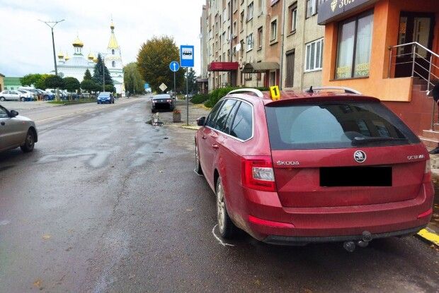 Вискочив з-за припаркованих машин: на Рівненшині під колеса авто потрапив підліток (Фото)