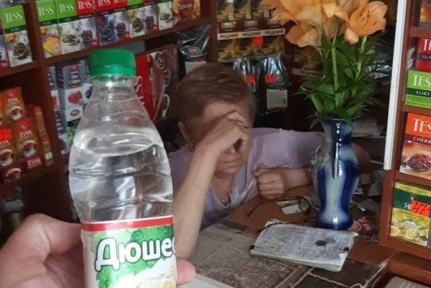 На луцькому ринку викрили продавчиню, яка торгувала сурогатним алкоголем