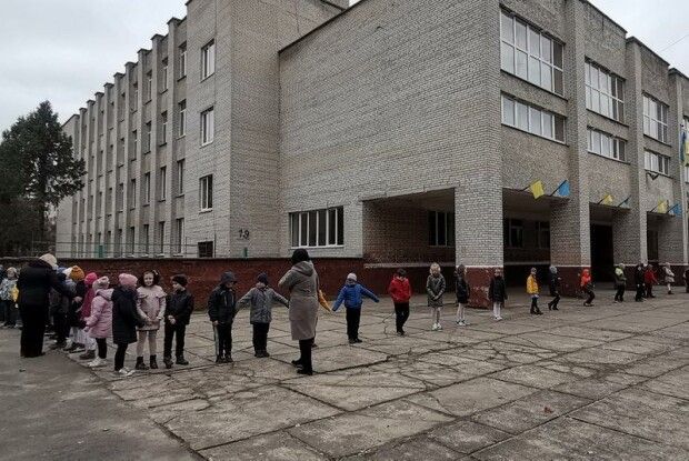 Три сотні школярів у Луцьку вийшли на руханку до Дня української писемності