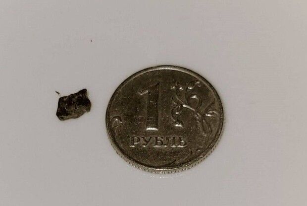 Підбитий нижче пояса рогозін відправив Макрону осколок зі своєї «спини»