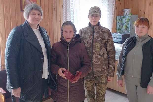Бабусі полеглого Воїна з Волині передали посмертну відзнаку онука «Навіки в строю»