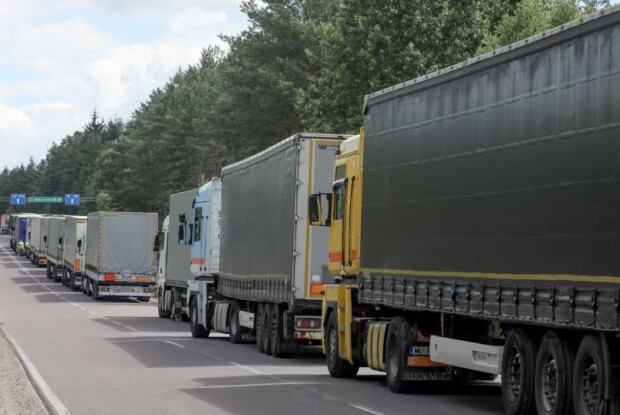 Працівники ТЦК знімають водіїв фур із міжнародних рейсів і мобілізують