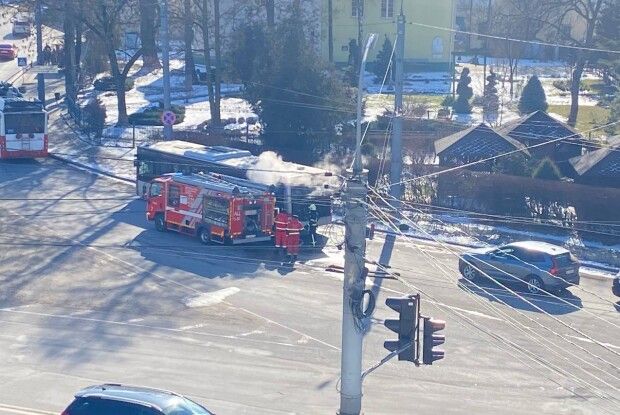 У Луцьку посеред дороги загорівся автобус (Відео)