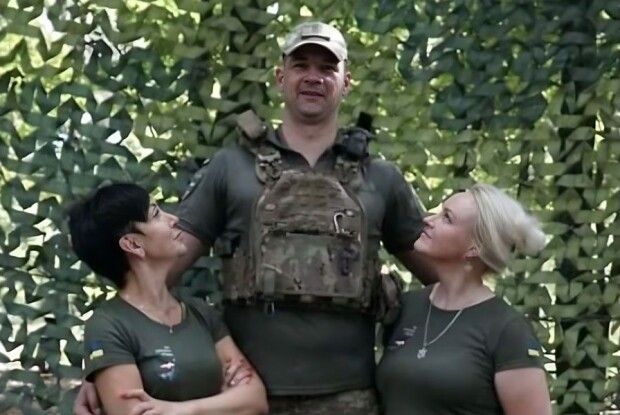 Воїн-велетень із 14-ї «волинської» бригади копає окопи на свої 2 м 10 см