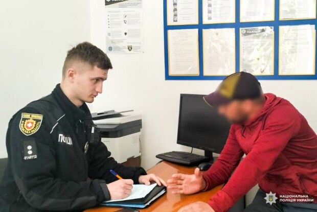 Не пам’ятає навіщо: у Рівному чоловік зірвав 18 квітів з алеї памʼяті