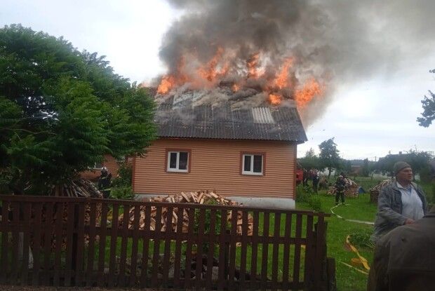 Повністю згорів дах: на Рівненщині спалахнула хата