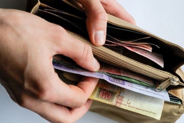 Знайдений на заправці у Луцьку гаманець з грошима повернувся до власника