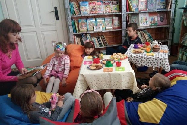 Дітей та іхніх батьків пригощали... цікавими історіями з книг