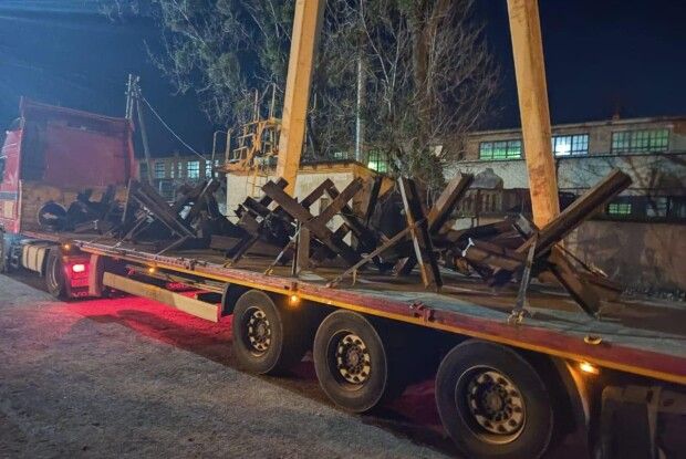 Перевізники та залізничники Ковеля змонтували круті оборонні споруди (Фото)