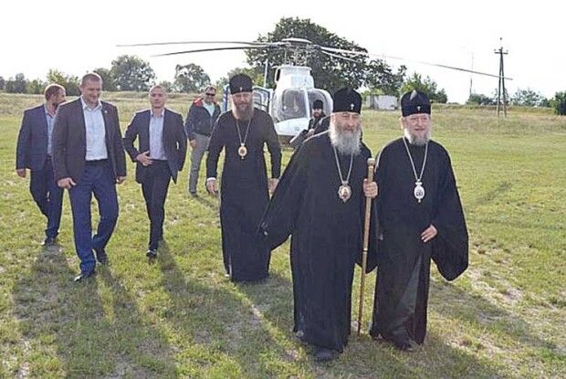 Митрополит Сарненський та Поліський УПЦ МП Анатолій прилетів до ченців на вертольоті 