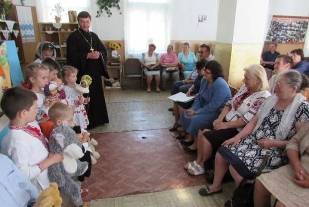 У Горохівський УТОС завітали діти з виставою