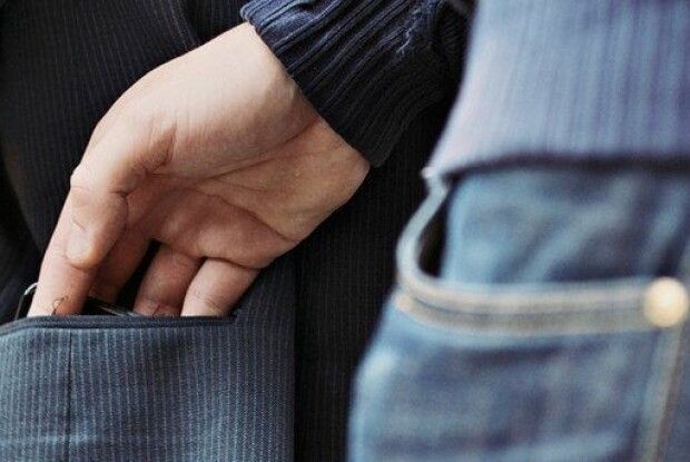 Витягував гаманці: запроторили за ґрати волинянина, який вчинив 40 крадіжок у своєму місті