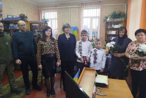 Посмертну нагороду Героя з Волині отримали матір, дружина та два синочки