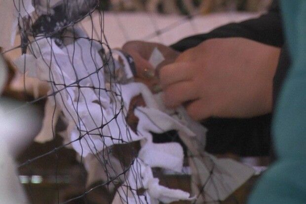 У місті на Волині плетуть зимове маскування для військових. Потрібна поміч