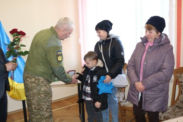 Родині полеглого Героя з Волині вручили його почесну нагороду