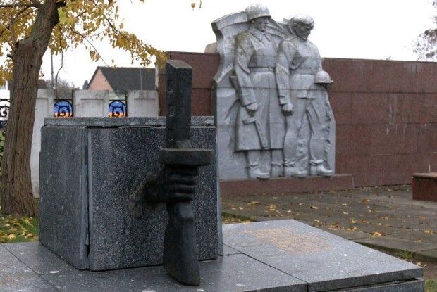 Геть окупантів у камені: з міського скверу на Рівненщині приберуть меморіал бійцям НКВС