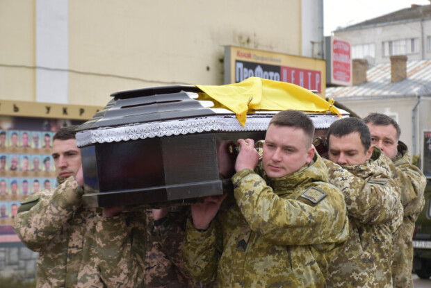 Лучани провели в останню дорогу Героя Олега Сироватка