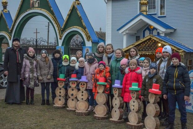 Нема снігу, то юні волиняни сніговиків зробили з… дерева (Фото)