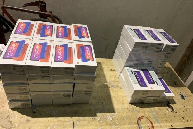На українсько-польському кордоні викрили контрабандиста, який намагався незаконно переправити через кордон велику кількість смартфонів (Відео)