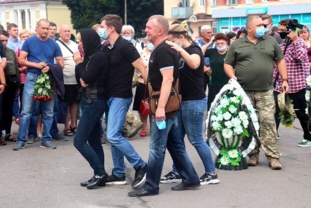 У місті на Волині провели в останню путь передчасно померлого атовця (Фото, відео)