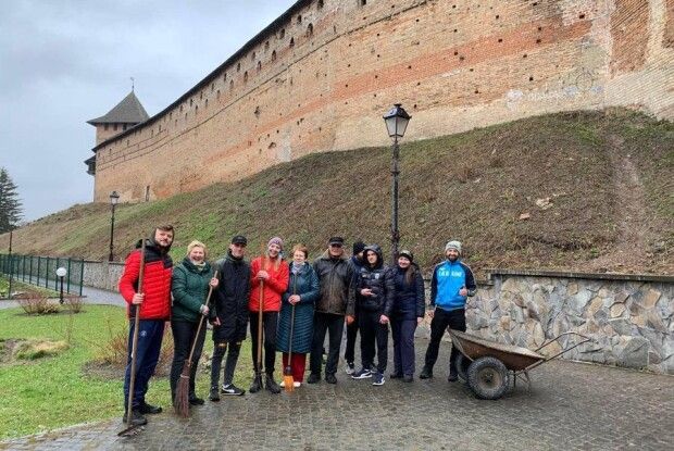 Спортсмени почистили Луцький замок (Фото)