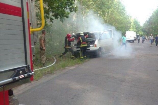 На Рівненщині авто загорілось під час руху