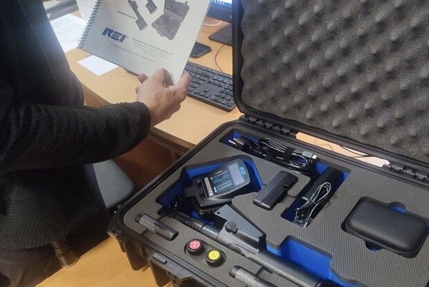 Волинські митники знайшли дороговартісний ґаджет у пасажирки рейсового автобуса