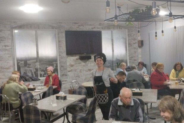 Приїхала з Миколаєва до Луцька й готує для переселенців смакоту