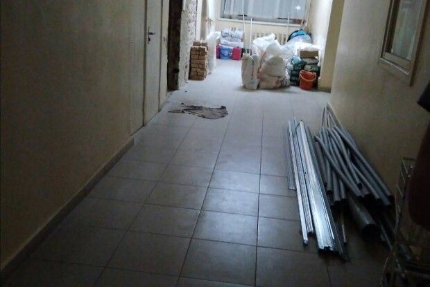 У Волинській обласній дитячій лікарні ремонт роблять при пацієнтах (фото)