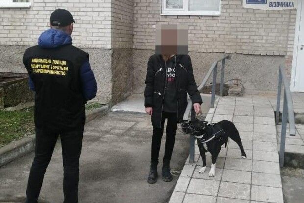 На Волині поліцейські «на гарячому» затримали збувачку канабісу 