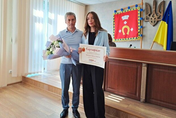 Юній волинянці вручили грошовий сертифікат за 400 балів з двох предметів НМТ