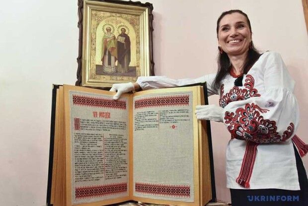 Олена Медведєва — ​рівнянка, яка навчилася і любить вишивати книжки
