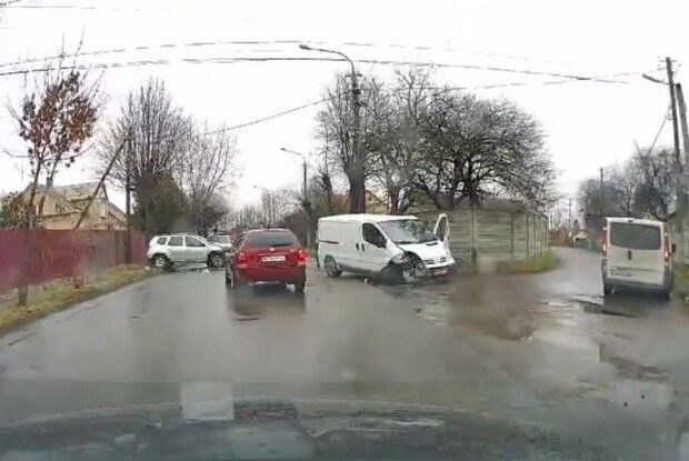 Показали відео ДТП, яке сталося сьогодні вранці біля школи (Відео)