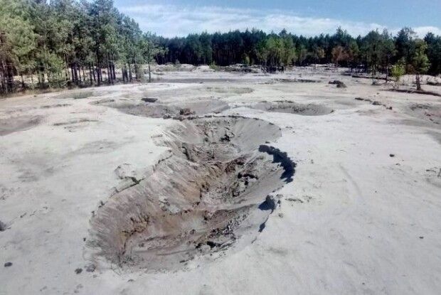 На Рівненщині заповідник і унікальне озеро нищить бурштинова мафія